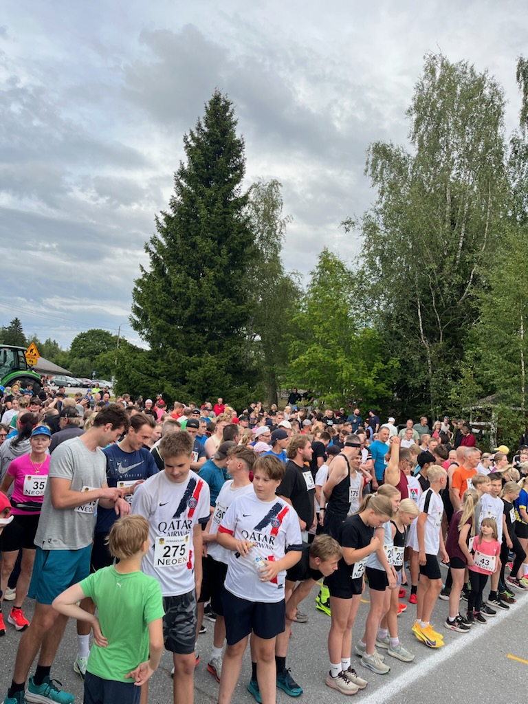 Honkahölkän osallistujia lähtöviivalla Honkajoella