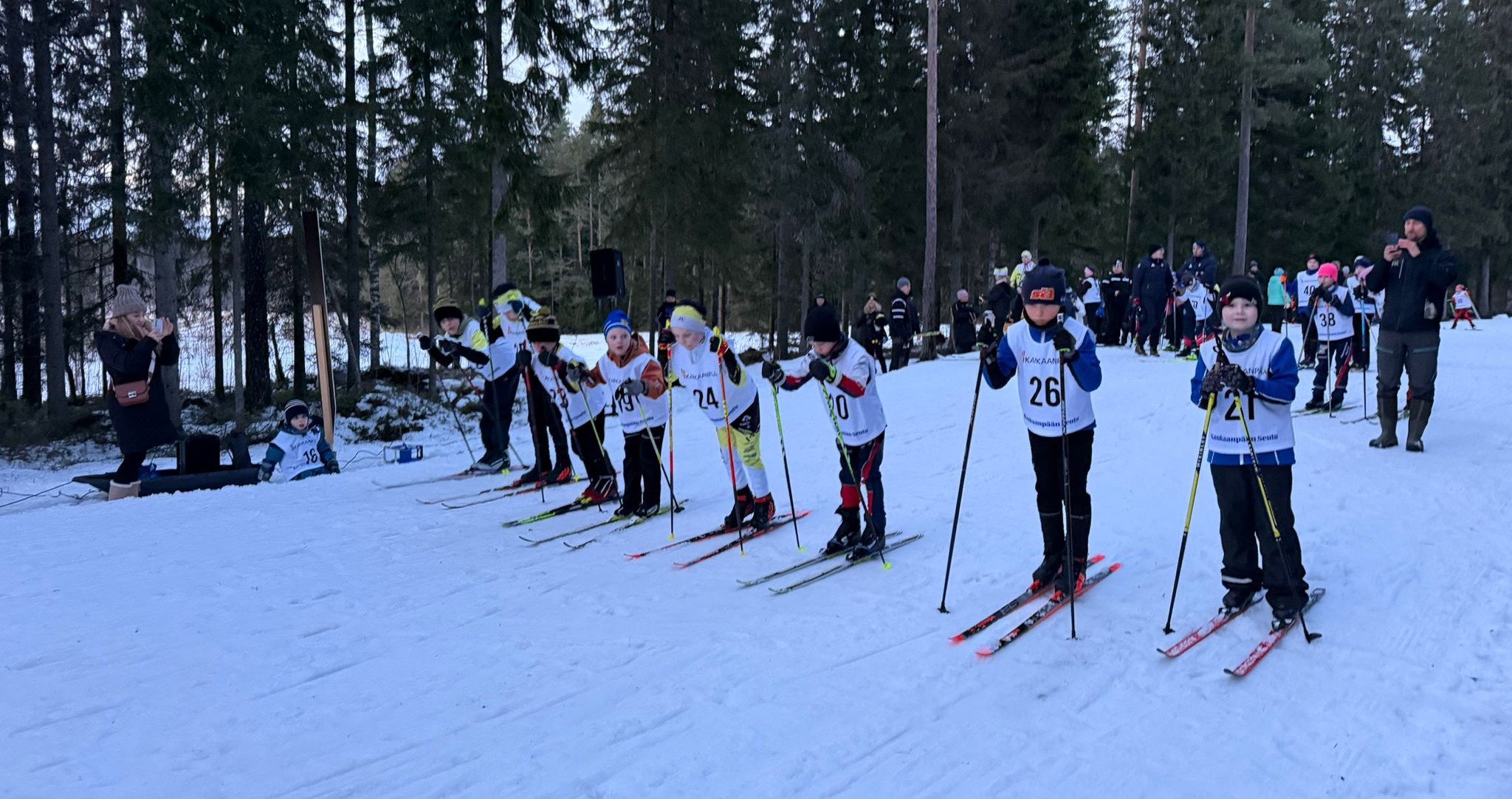 Lapset hiihtämässä Honkalan talvitapahtumassa